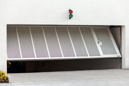 Motoriser sa porte de garage, avantages et conseils pratiques